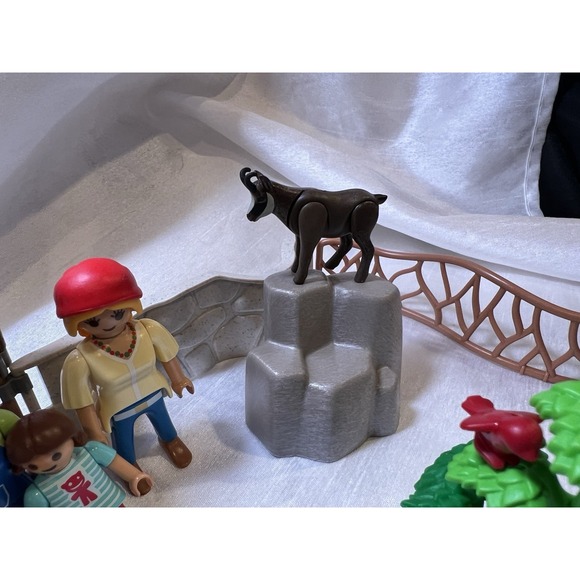 Playmobile Citi Life Petting Zoo Animals People  Goats Sheep Pigs Fence Flag - Picture 8 of 9